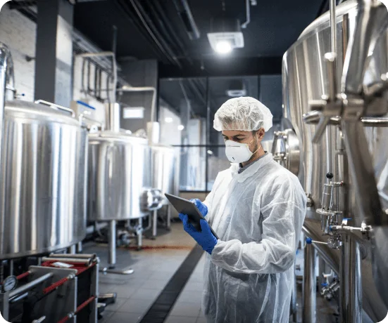 pessoa com plancheta na mão